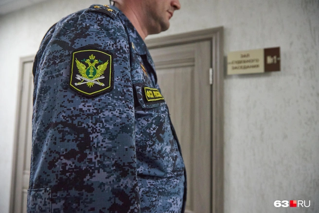 Сибиряк пытался спрятать «Приору» от приставов, но ее все равно нашли | Источник: Роман Данилкин / 63.RU