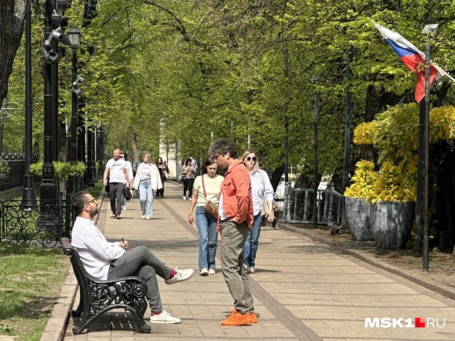 Отдыхающие на Чистых прудах | Источник: Андрей Кузнецов / MSK1.RU