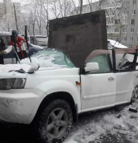 Чудесное спасение попало на видео – бетонная плита разрубила авто, а водитель отскочил за секунду