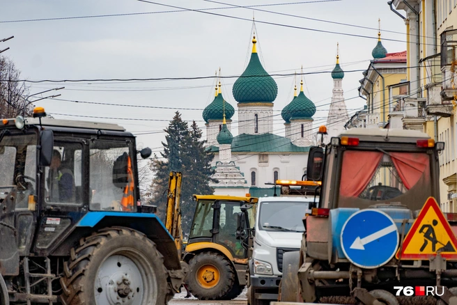 Техника закрывает вид на церковь Ильи Пророка | Источник: Кирилл Поверинов / 76.RU