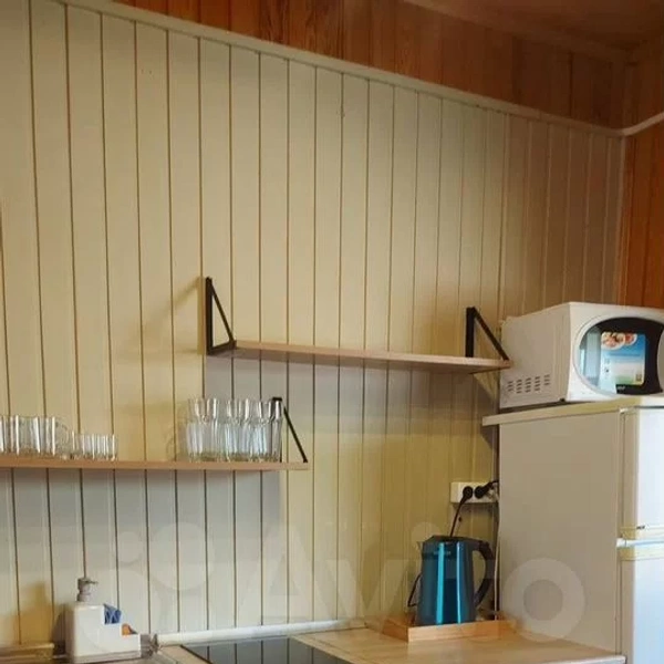 Включая неплохо оборудованную кухню | Источник: Avito.ru