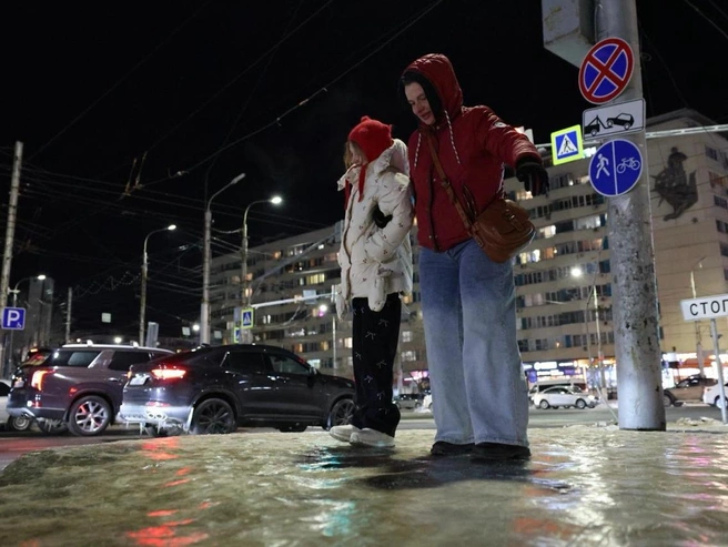 Создается впечатление, что этот участок дороги не обрабатывали реагентами. | Источник: Алексей Волхонский / V1.RU