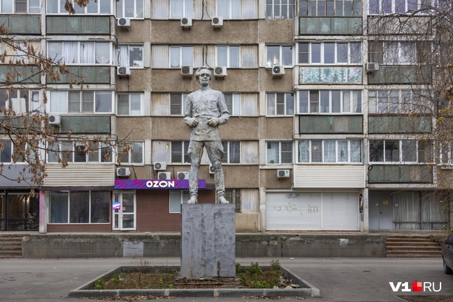 Кто это? Иван Тулак? Неизвестный герой Великой Отечественной? Таблички у памятника нет, и кто он — загадка для многих | Источник: Константин Завриков / V1.RU