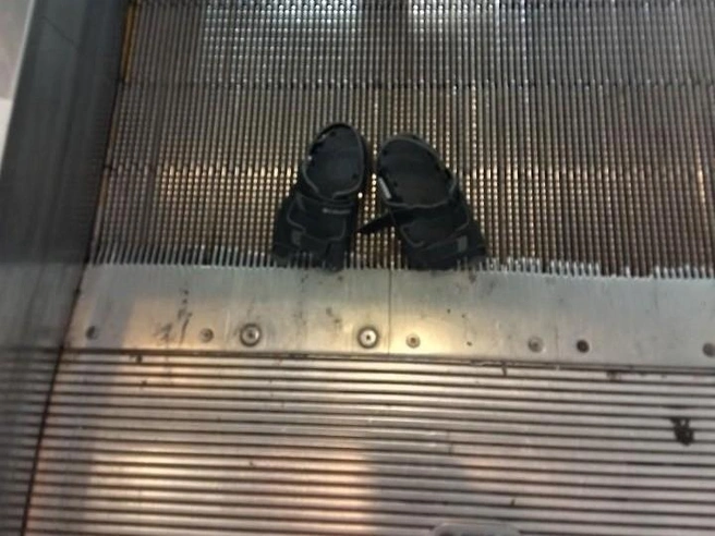 Обувь ребенка затянуло в эскалатор  | Источник: читательница E1.RU 