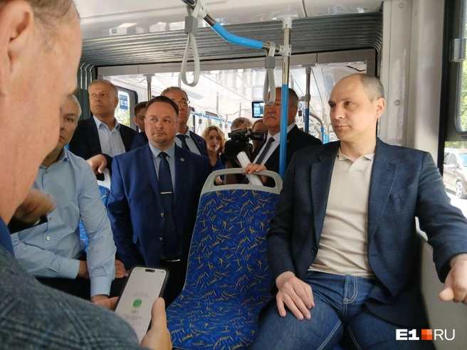 Сегодня катают только ВИП-пассажиров — чиновников | Источник: Роман Марьянененко / E1.RU