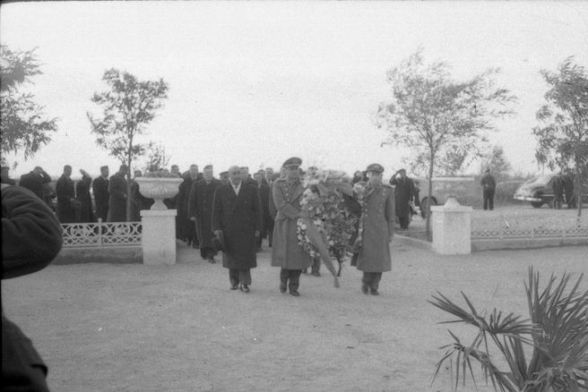 Премьер-министр Афганистана Дауд возлагает венок к братской могиле на Мамаевом кургане, 1956 год | Источник: Степан Курунин