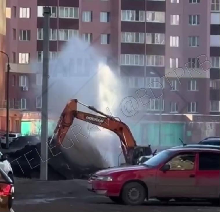 В Уфе из земли забил фонтан, несколько домов осталось без воды — видео