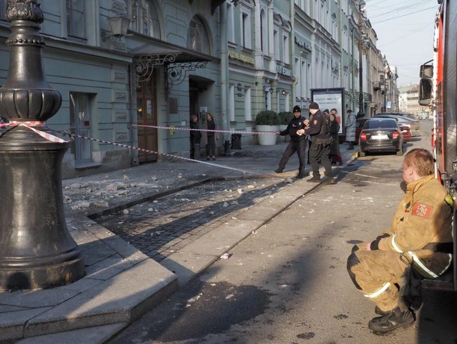Дом в центре Петербурга сбросил штукатурку на пешехода | Источник: Михаил Огнев / FONTANKA.RU