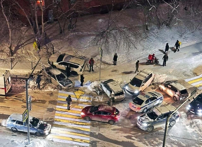 Повреждения получили пять автомобилей | Источник: «АСТ-54 Black» / t.me