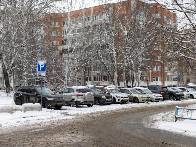 Все разрешённые бесплатные парковки в центре, как обычно, заполнены полностью. | Источник: Артем Бауман / 76.RU
