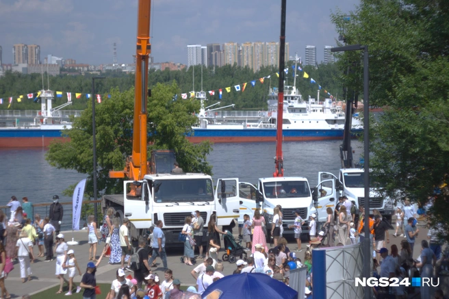 У экспонатов выставки портовой техники выстроилась очередь | Источник: Софья Степанова / NGS24.RU