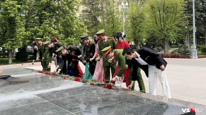 Граждане социалистической республики Вьетнам почтили память героев Сталинграда | Источник: Волгоградская вьетнамская ассоциация