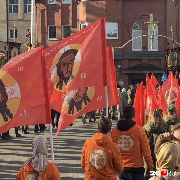 Колонну возглавили военные с хоругвями | Источник: Габриелла Захарова / 26.RU