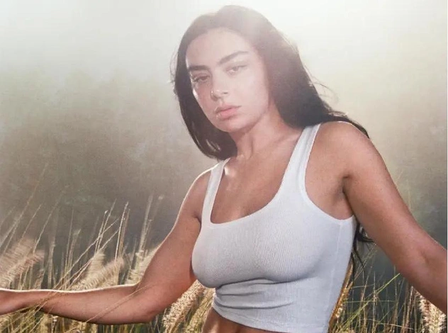 Charli XCX получила роль в триллере «Жертвоприношение». О чем фильм?