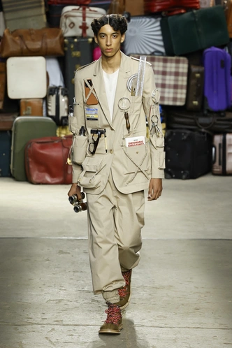 Moschino ss25 | Источник: Ik Aldama | Legion Media