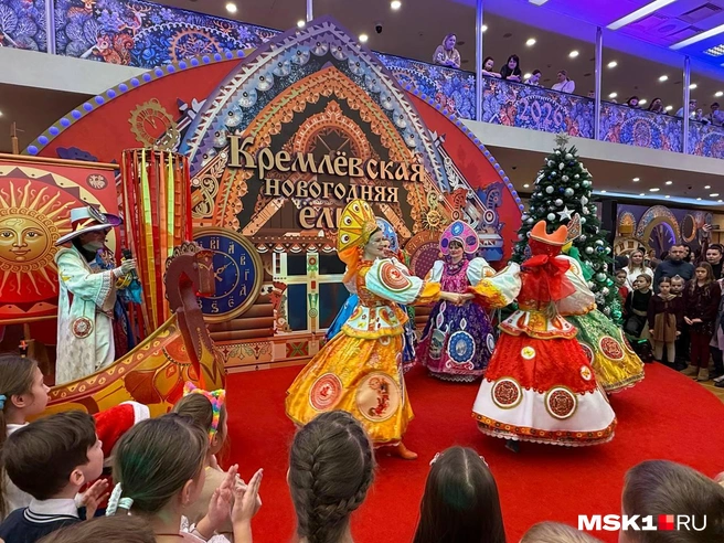 Новогодня кремлевская елка: что происходит внутри | Источник: Артем Устюжанин / MSK1.RU