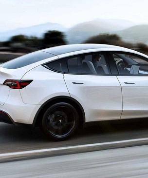 Tesla Model Y чудом избегает лобового столкновения (видео)