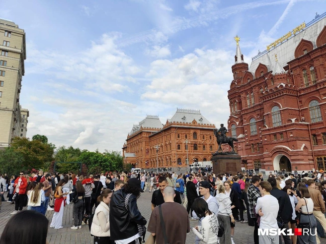 Москвичи и гости столицы собрались у Кремля | Источник: Игорь Мещанев / MSK1.RU