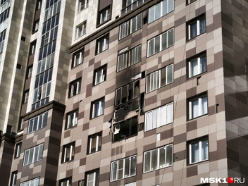Пламя после атаки перекинулось на этажи ниже | Источник: Михаил Мечев / MSK1.RU