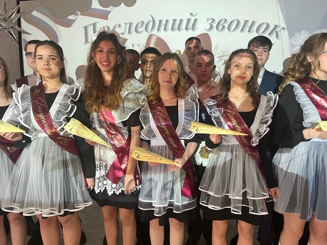 В руках каждой ученицы&nbsp;— напутствие от первоклассников | Источник: «МБУ „Школа № 21“ г.&nbsp;о. Тольятти» / vk.com