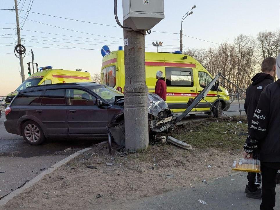 В Архангельске столкнулись два автомобиля: что происходит на месте аварии