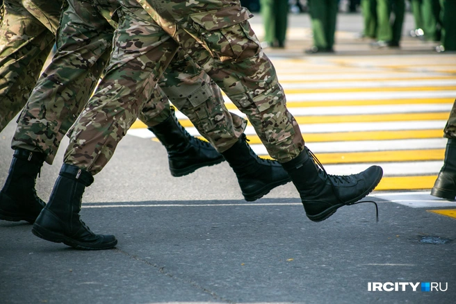 Маршировать приходится даже несмотря на развязавшиеся шнурки | Источник: Ксения Филимонова / «ИрСити»