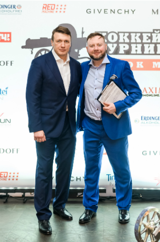 Директор турнира Денис Коробков и ведущий церемонии Олег Мосалев