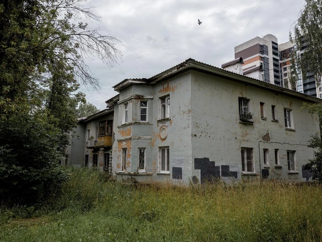 На одной улице встретились две разные эпохи. | Источник: Александр Куренной / 76.RU