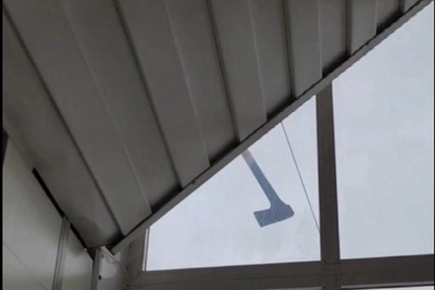 Альпинист сбивал сосульки топором в Новосибирске — видео