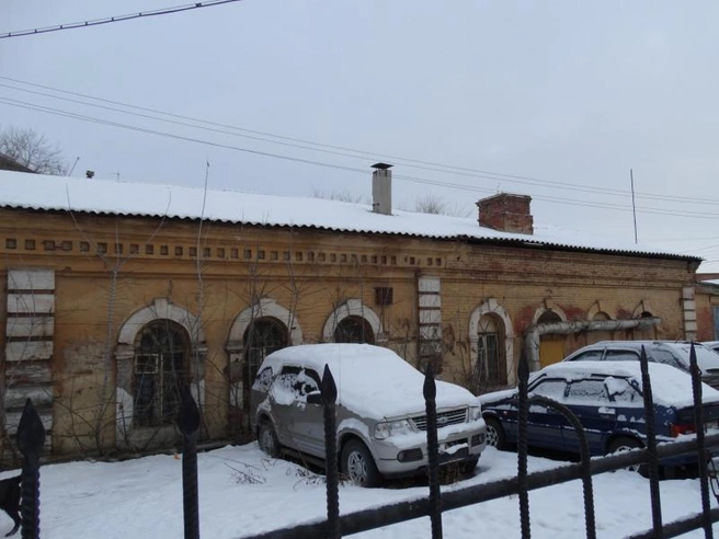 Долгое время территорию вокруг здания использовали под парковку  | Источник: pik174.ru