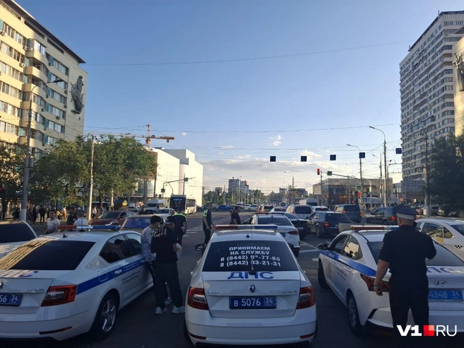 Многочисленные сотрудники полиции появились на проспекте Ленина возле перекрестка с Краснознаменской | Источник: Крылов Тимофей / V1.RU