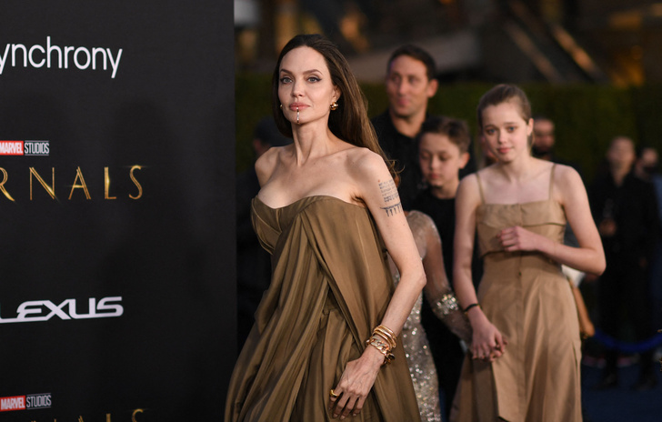 Платье от мамы и первый макияж: дочь Джоли передумала менять пол