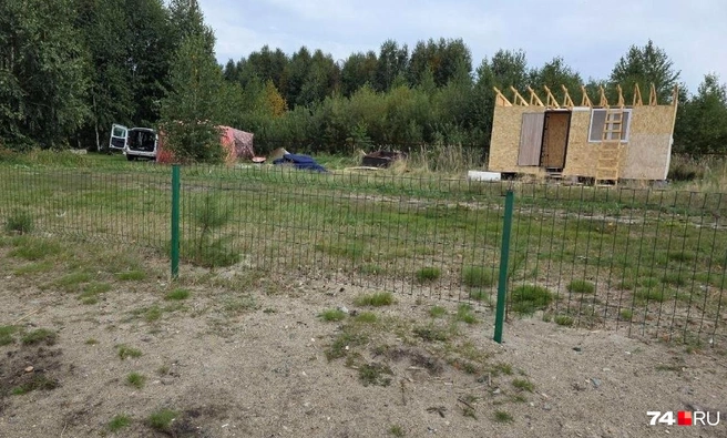 Железный забор на пляже поставили в конце июля | Источник: читатель 74.RU