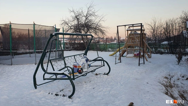 Участок с детской площадкой и новыми постройками ушел с торгов за 500 тысяч | Источник: Елена Панкратьева