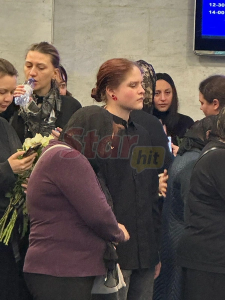 Сын держался в стороне 