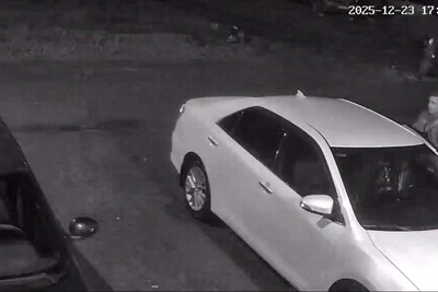 Школьник чудом избежал травм, упав в открытый люк