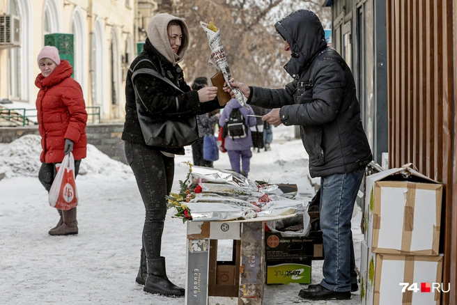 Есть ощущение, что едва ли не половину всех букетов покупают сами женщины | Источник: Наталья Лапцевич