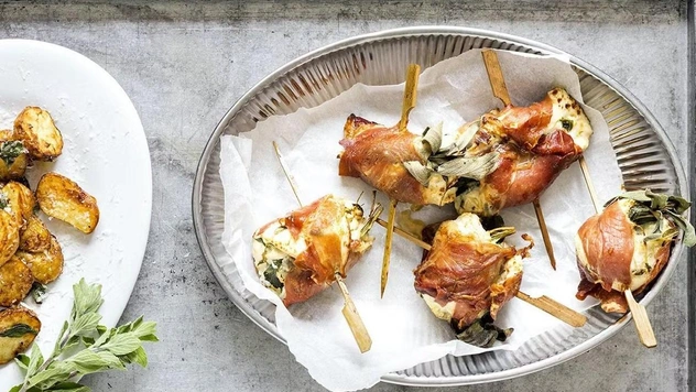 Рецепт дня: курица в лимонном маринаде и с корочкой из ветчины