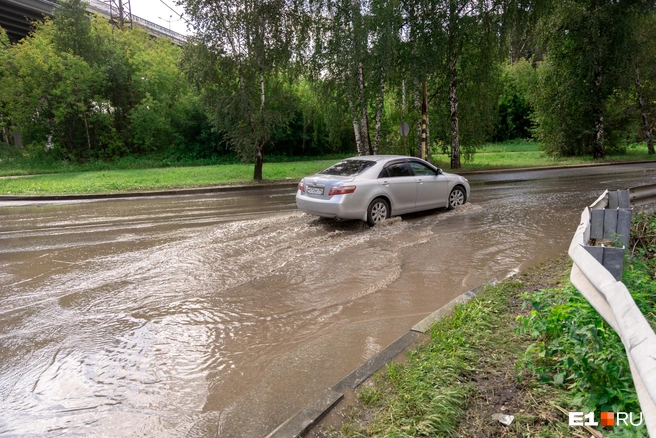 Те, кто преодолел водную преграду, выдыхают с облегчением | Источник: Владислав Лоншаков / E1.RU