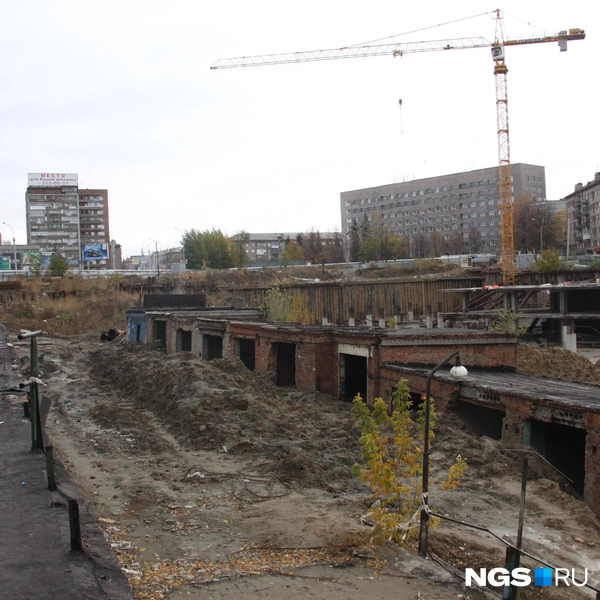 Участок под торговый центр изначально занимали гаражи. Так стройка выглядела в 2012 году | Источник: Стас Соколов / NGS.RU