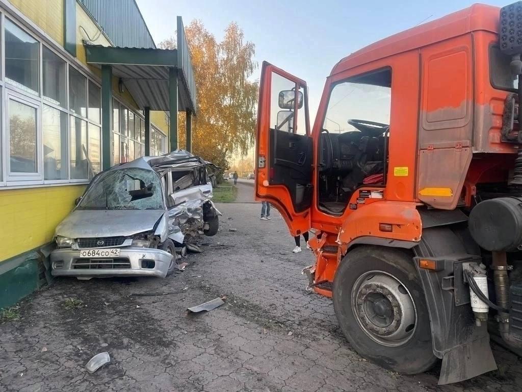 КАМАЗ врезался в легковушку в Кузбассе, авария в Мысках - 8 октября 2023 -  НГС42.ру