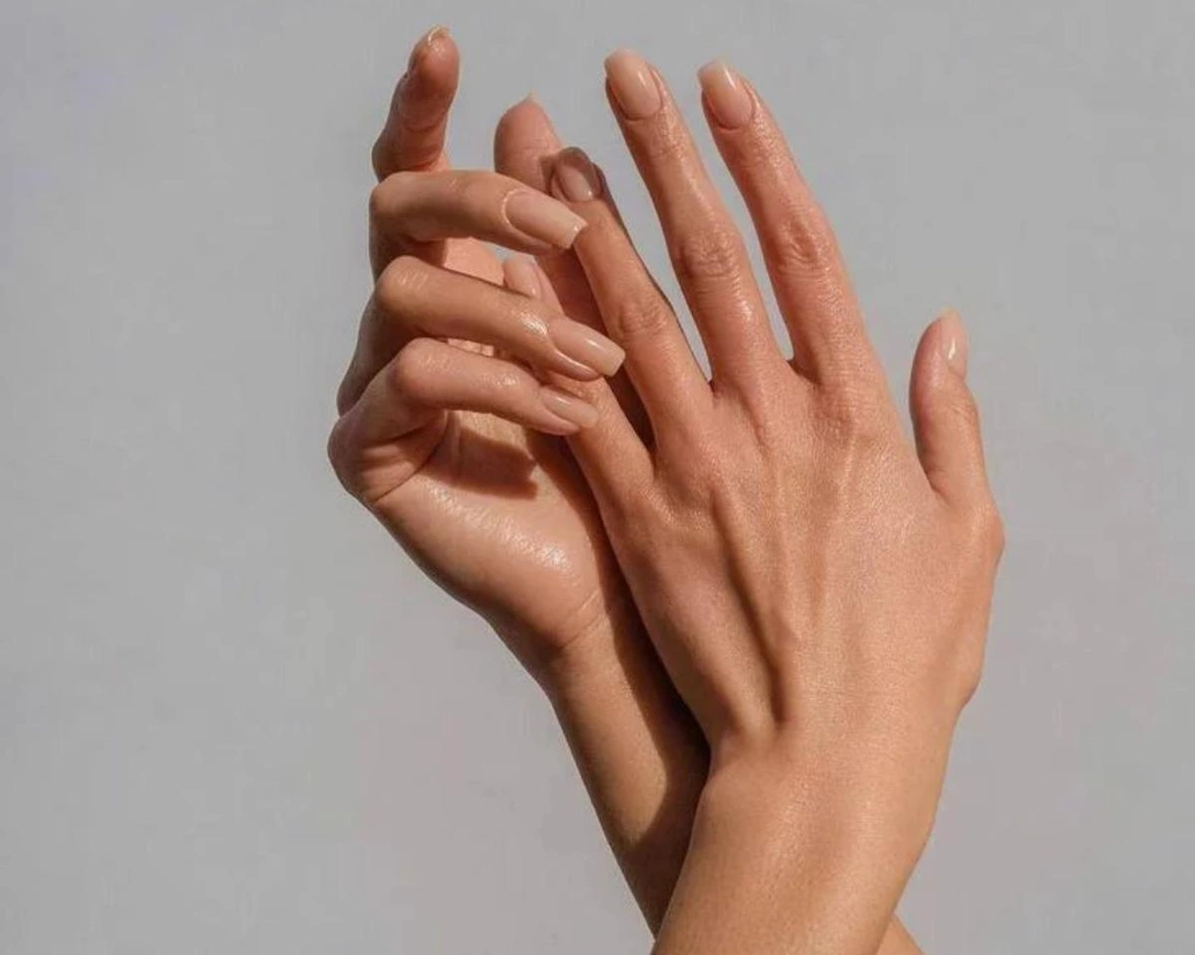 5 оттенков лака для ногтей, которые визуально удлиняют пальцы | marieclaire.ru