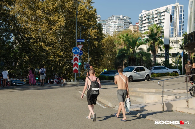 А этим парням ничего не мешает выйти полуголыми в город | Источник: Оксана Витязь / SOCHI1.RU