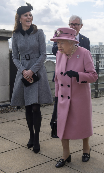 Королева фотошопа: Кейт Миддлтон отредактировала последнюю фотографию Елизаветы и снова попала в скандал