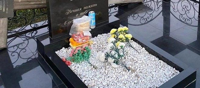 Этому умершему близкие оставили и поесть и выпить | Источник: Ирина Господаренко / NGS22.RU
