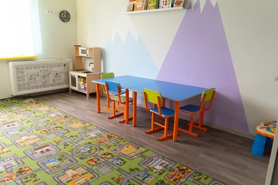 Дети закрывали голову руками: в омском детсаду завели дело