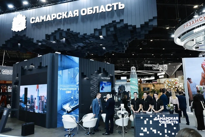 Стенд региона посетили представители ОАЭ, Руанды, Индии, Катара и Китая | Источник: Пресс-служба Правительства Самарской области