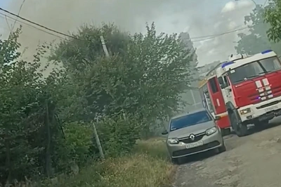 Дым над Кировским районом: частный дом загорелся в Волгограде