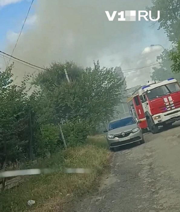Огонь вспыхнул в частном секторе в Кировском районе | Источник: читатели V1.RU