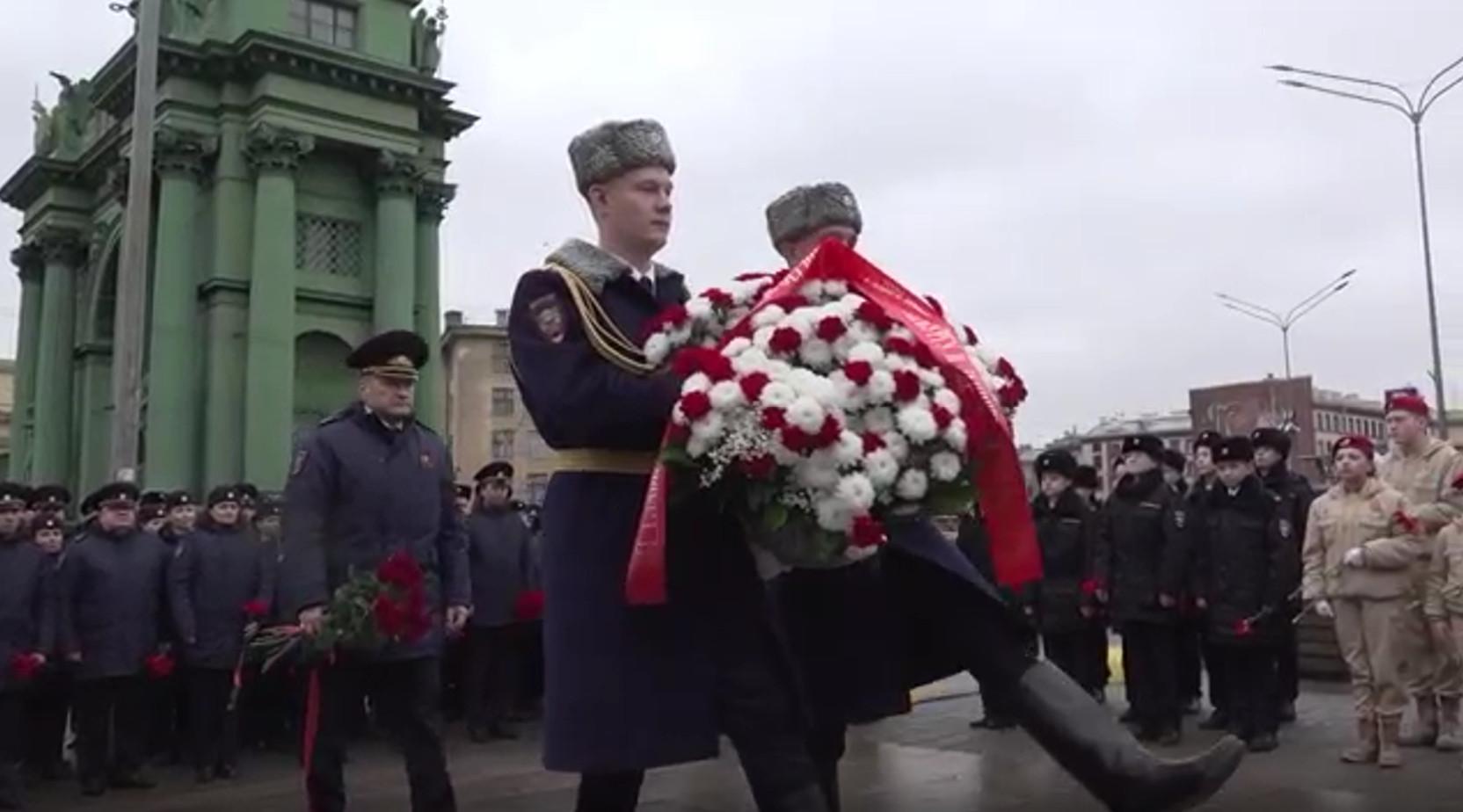 В Петербурге прошла церемония возложения цветов к памятнику сотрудникам милиции, погибшим во время блокады Ленинграда